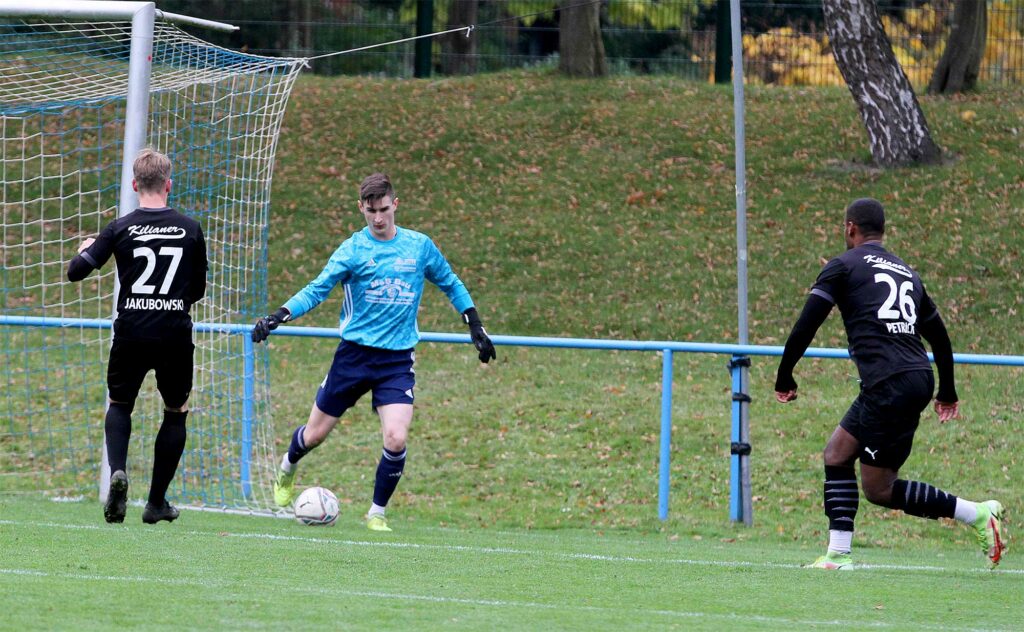 Brutal. Yannik Jakubowski und Benjamin Petrick doppeln im Pressing. Keeper Benno Beckmann bleibt dennoch ganz cool und spielt 