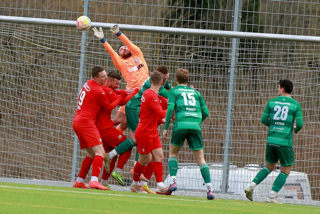 Bedrängt kann Finn-Niklas Kornath den Ball nicht festmachen, der Ball rutsch links rüber zu Til Küffner (nicht im Bild). © 2023 Ismail Yesilyurt