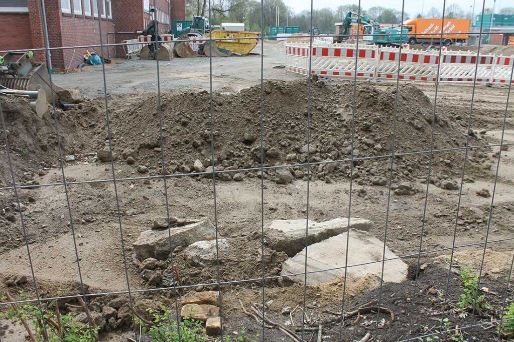 Trümmerteile der Halle. © privat Trümmerteile der Halle. © privat