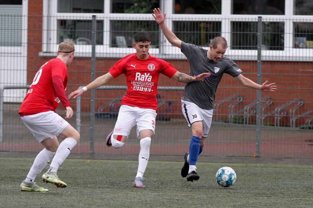 Hier stoppen Mats Vogler (li.) und Andoni Pena (Concordia Schönkirchen) gemeinsam Palle Jespersen (TSV Plön). © Ismail Yesilyurt