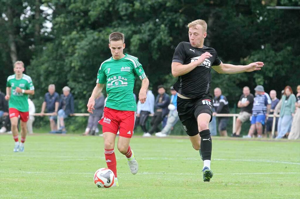 Thies Kochanski (MTSV Hohenwestedt) am Ball gegen Timo Bamler (Eckernförder SV). © 2025 Ismail Yesilyurt Thies Kochanski (MTSV Hohenwestedt) am Ball gegen Timo Bamler (Eckernförder SV). © 2025 Ismail Yesilyurt