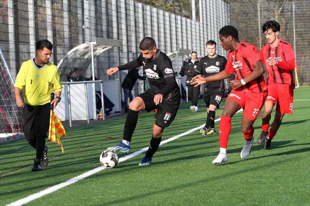 Ömer Dagtekins (li., Eckernförder SV) Tor hätte fast historsichen Wert erreicht. © 2025 Ismail Yesilyurt Ömer Dagtekin (li., Eckernförder SV) gegen Nils Ayi Adjamgba (TSV Kronshagen). © 2025 Ismail Yesilyurt