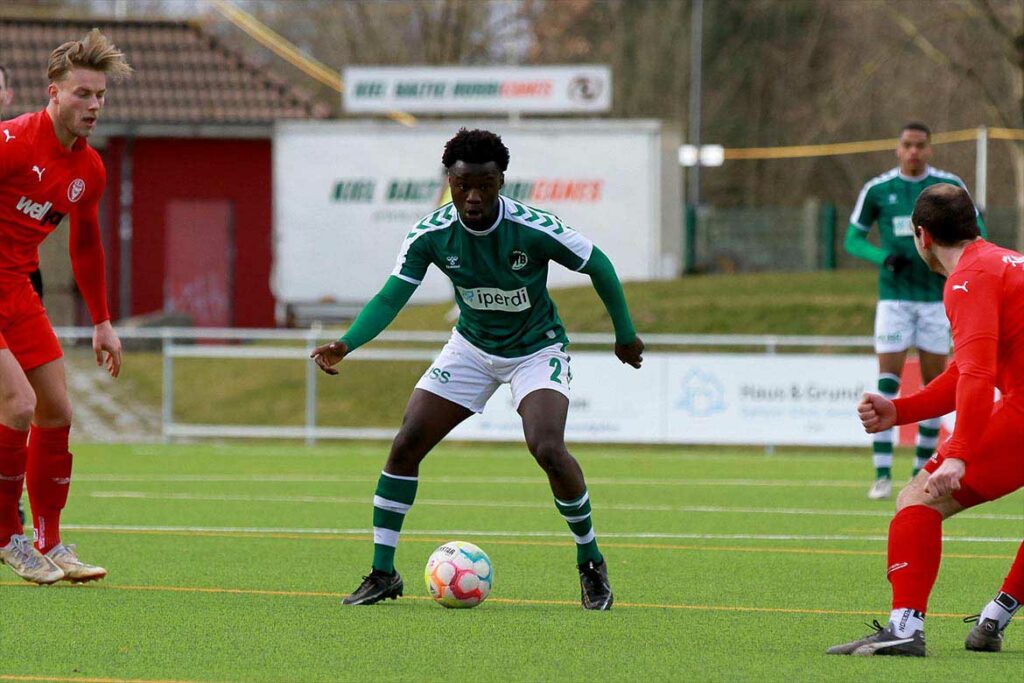 Emanuel Adou und der VfB Lübeck konnten eine 2-0-Führung nicht zu drei Punkten verwerten. © 2023 Ismail Yesilyurt