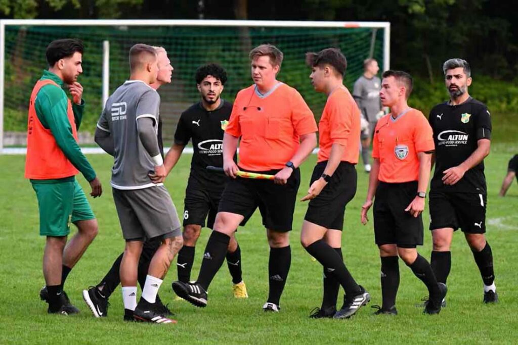 Schiedsrichter Marcel Benedix (mitte) bricht das Spiel bei SVE Comet Kiel nach einer Unsportlichkeit ab. © 2023 Jörg Moritz
