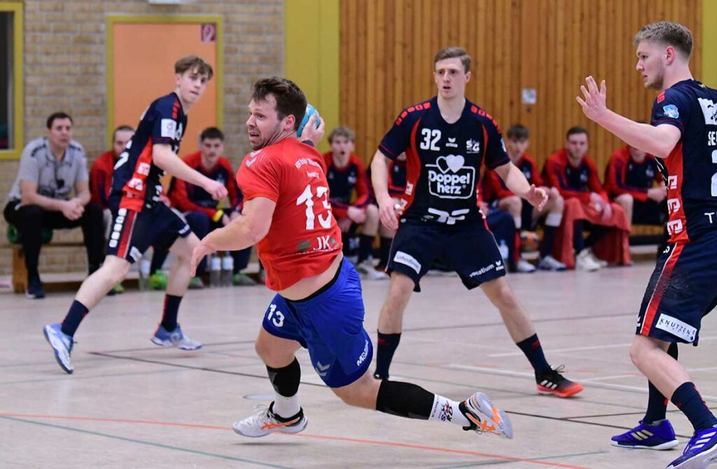 Erfolgreichster Werfer aller Spieler – Kjell Köpke, der die HSG verlasst, mit 7 erfolgreichen Würfen. © 2023 Horst Reinke Erfolgreichster Werfer aller Spieler - Kjell Köpke, der die HSG verlasst, mit 7 erfolgreichen Würfen. © 2023 Horst Reinke