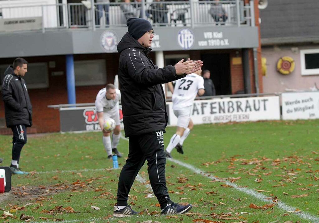 Nur ein wenig musste Tim Spirgatis (Cheftrainer VfB Kiel) an den Schrauben drehen, damit die Kieler besser funktionieren. © 2023 Ismail Yesilyurt