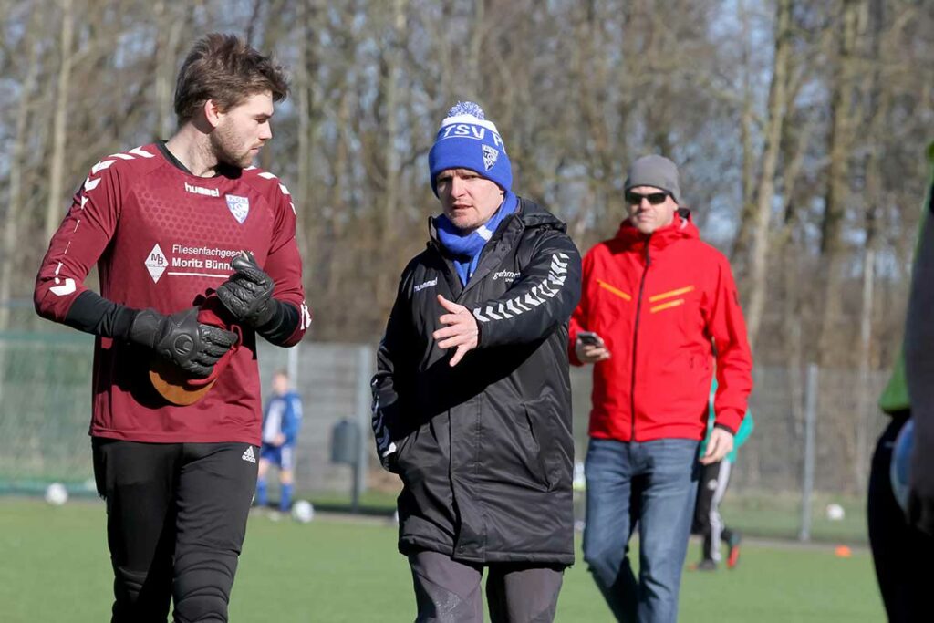 Coach Danilo Blank, der Keeper Jannes Menze taktische Feinheiten erklärt, war mit der Spielplangestaltung am Saisonende überhaupt nicht einverstanden. © Ismail Yesilyurt