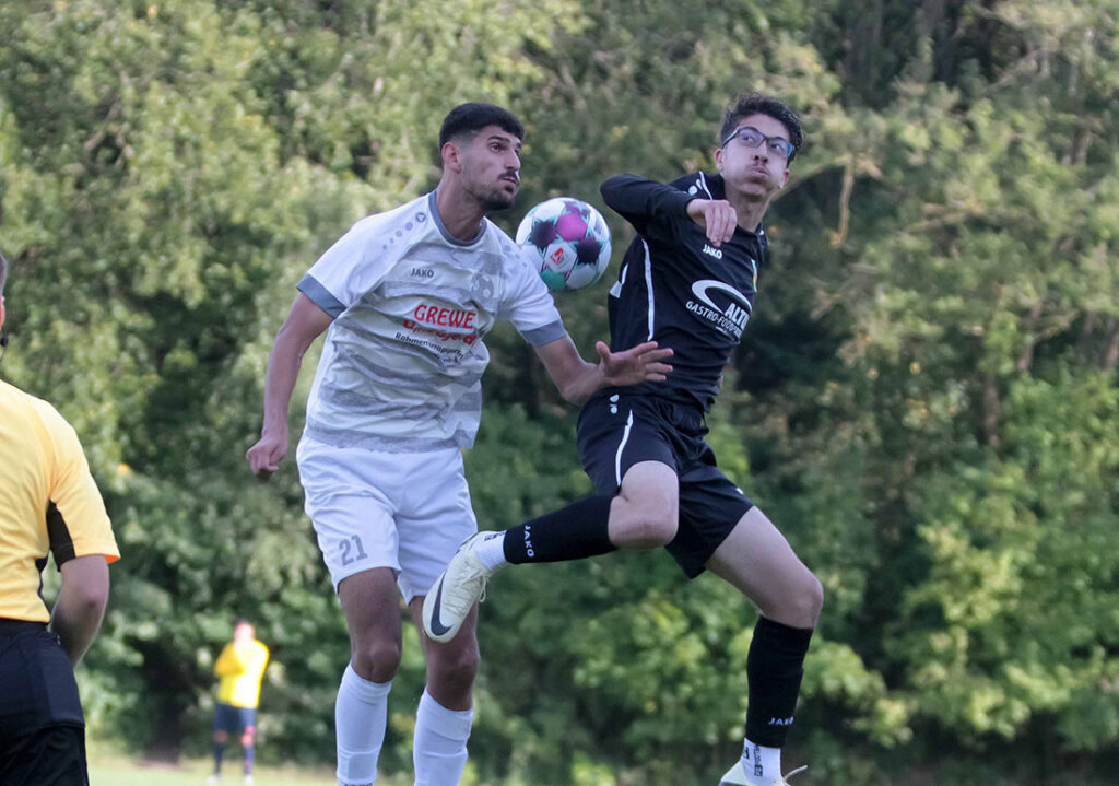 Adel Daquri bringt die SG Eckernförde-Fleckeby zum ersten Mal in Front. Rechts Serdar Ortac (MED SV). © 2024 Ismail Yesilyurt