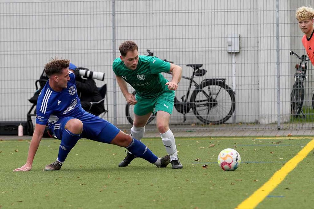 Jannik Reichenberg (li., TSV Rantrum), gegen Daniel Grossmann (TSV Klausdorf). © 2024 Ismail Yesilyurt Jannik Reichenberg (li., TSV Rantrum), gegen Daniel Grossmann (TSV Klausdorf). © 2024 Ismail Yesilyurt
