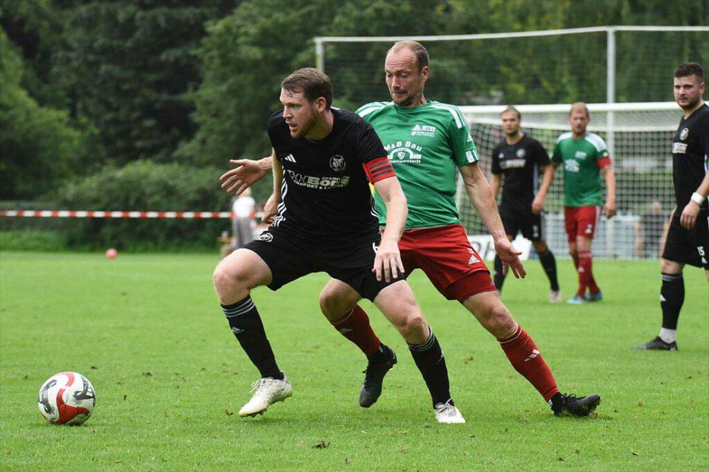 Kapitän Patrick Ellenberger (li., Reinfeld) und Aufsteiger Preußen Reinfeld sind auf einem erfolgreichen Weg in der Oberliga. © 2023 Olaf Wegerich