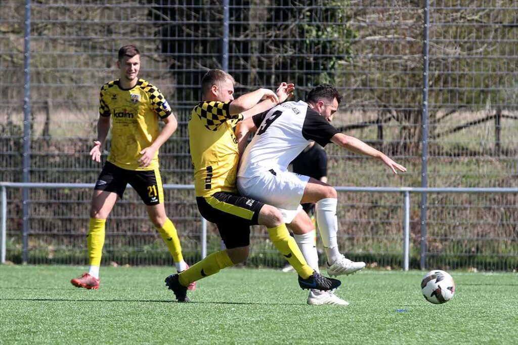 Eduard Klemmer (Frisia Risum-Lindholm versucht, Erdogan Cumur (TSV kronshagen) vom Ball zu trennen. © 2025 Ismail Yesilyurt