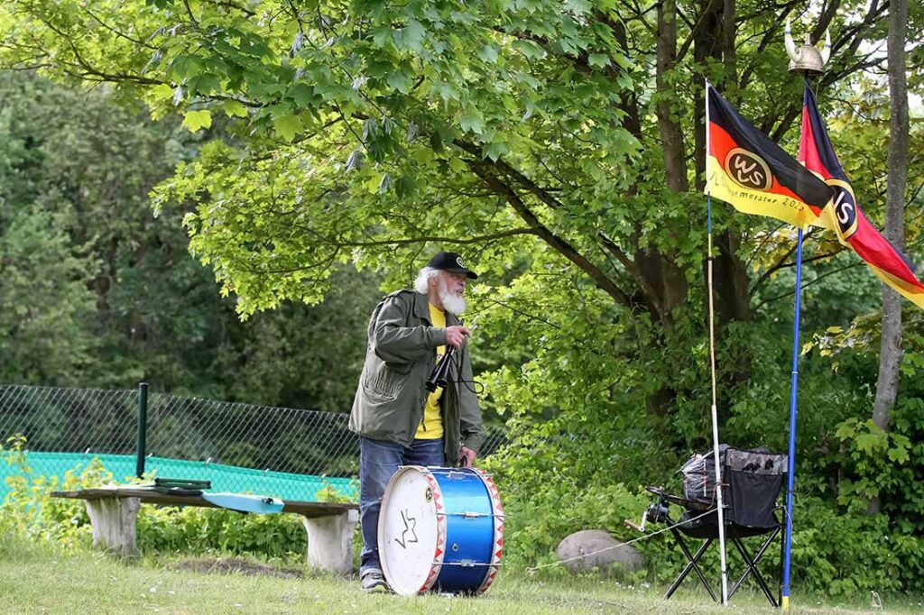 Immer dabei ist Wiks Edelfan – nichts hält den „Wikinger“ von enem Besuch ab. © 2025 Ismail Yesilyurt Immer dabei ist Wiks Edelfan - nichts hält den "Wikinger" von enem Besuch ab. © 2025 Ismail Yesilyurt.jpg