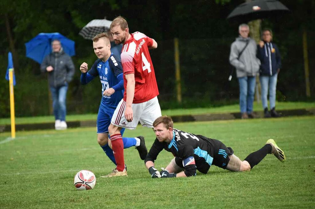 Lucas Seefeldt (Jevenstedt) gegen Luca Schwark u. Torhüter Kim-Kevin Asbahr (Bargstedt). © 2024 Olaf Wegerich Lucas Seefeldt (Jevenstedt) gegen Luca Schwark u. Torhüter Kim-Kevin Asbahr (Bargstedt). © 2024 Olaf Wegerich