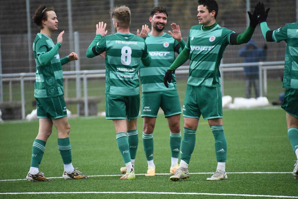 Gleich 10 Tore schenkte der PSV Neumünster Siebenbäumen ein - Ob die Hände geschmerzt haben bei dem vielen Abklatschen. © 2023 Olaf Wegerich