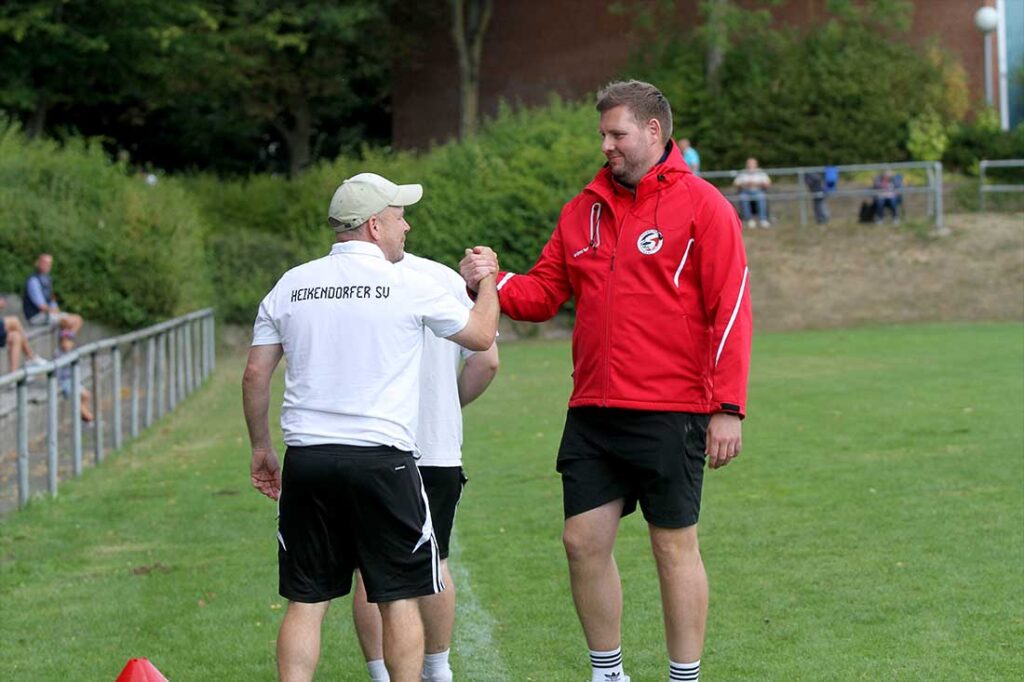 Trainer Michael Schmidt (Husumer SV) darf sich über einen guten Einstieg in die neue Liga freuen. Links Mark Hungerecker (Heikendorfer SV). © 2026 Ismail Yesilyurt