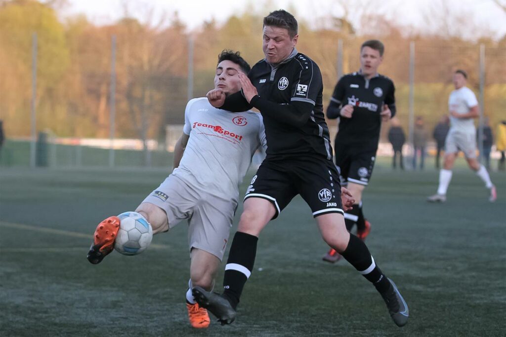 Melih Cerrah (li., Schönkirchen), der mit seinen Tempoläufen für Lücken in der VfR-Defensive sorgte, wird unsanft von Sebastian Wendt angegangen. © Ismail Yesilyurt