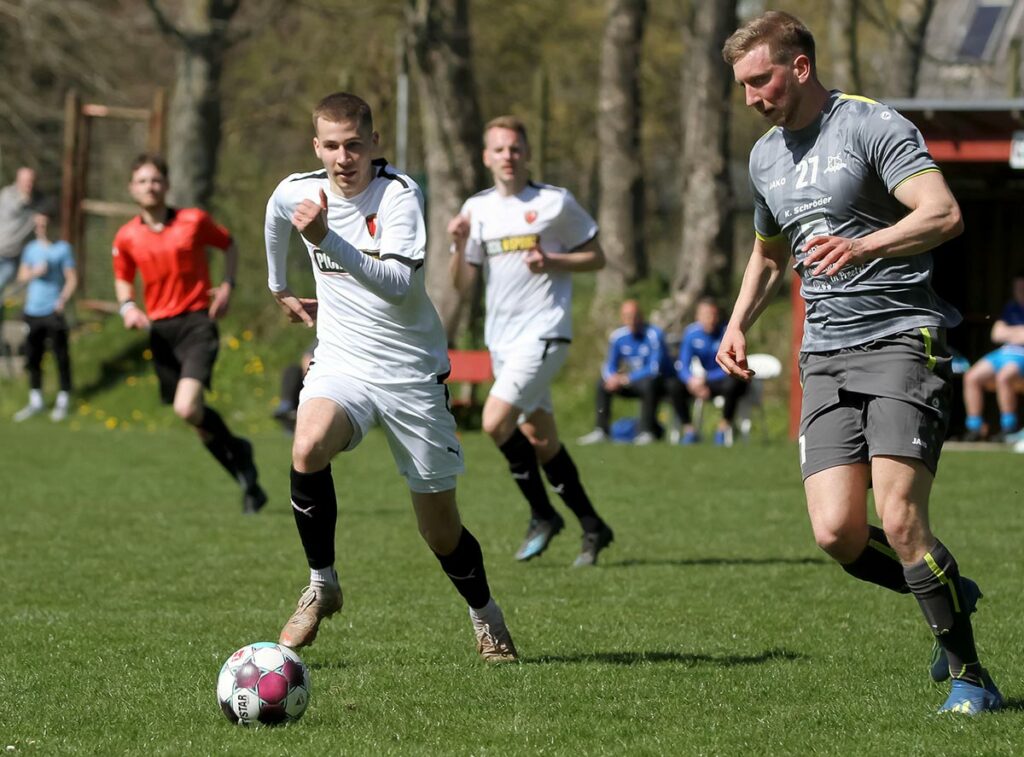 Lukas Lindner (re., Preetzer TSV) eröffnete den Meistertanz. Links Silas Lohse aus dem Spiel bei Rot-Schwarz Kiel. © Ismail Yesilyurt