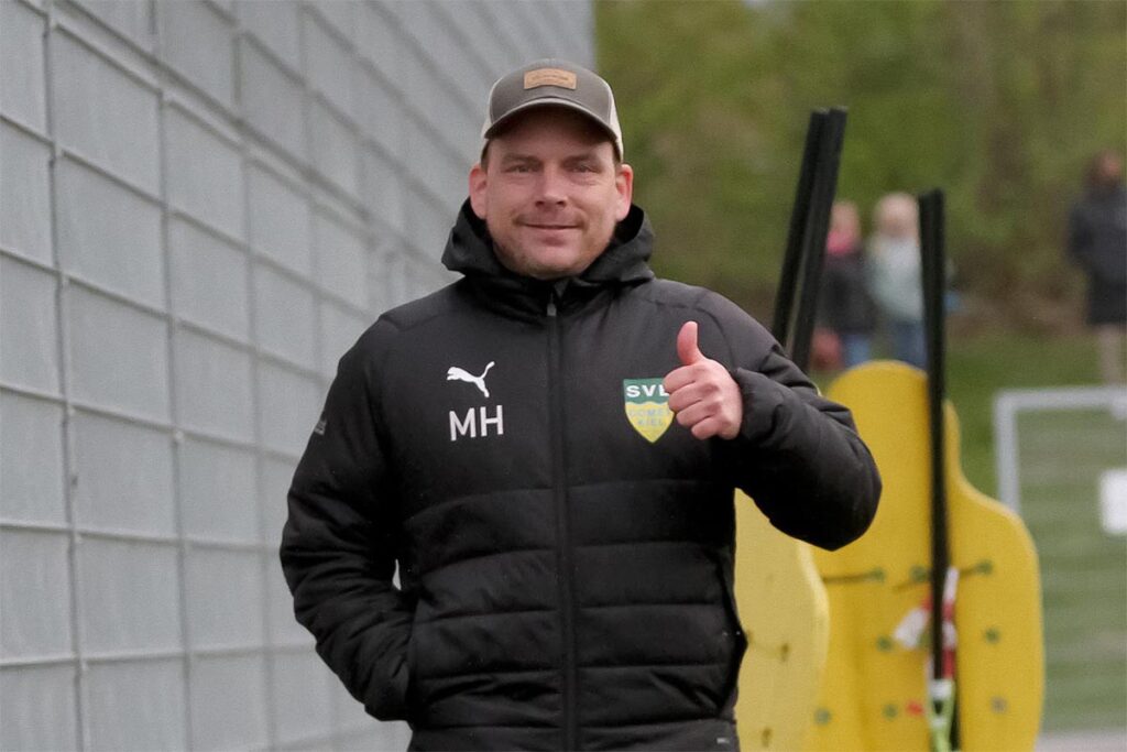 Ein Daumen hoch für den Endspielort gibt es von Mark Hungerecker (Trainer SVE Comet Kiel) nicht. Ein Daumen hoch für den Endspielort gibt es von Mark Hungerecker (Cheftrainer SVE Comet Kiel) nicht.