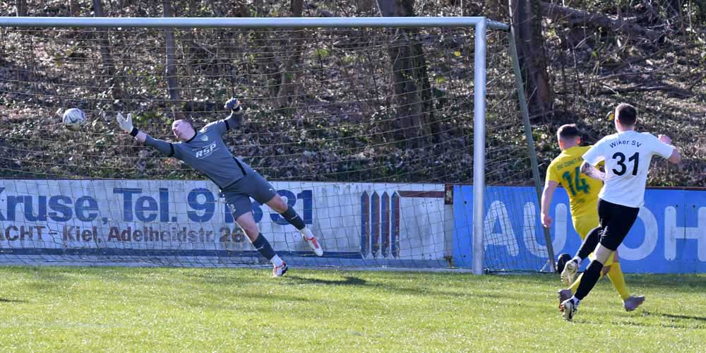 Andre Wittern (31, Wiker SV) hat zum Golden Goal abgezogen - unhaltbar für Keeper Lukas Losch knall der Ball vom Innenpfosten ins Netz.  © 2025 Jörg Moritz