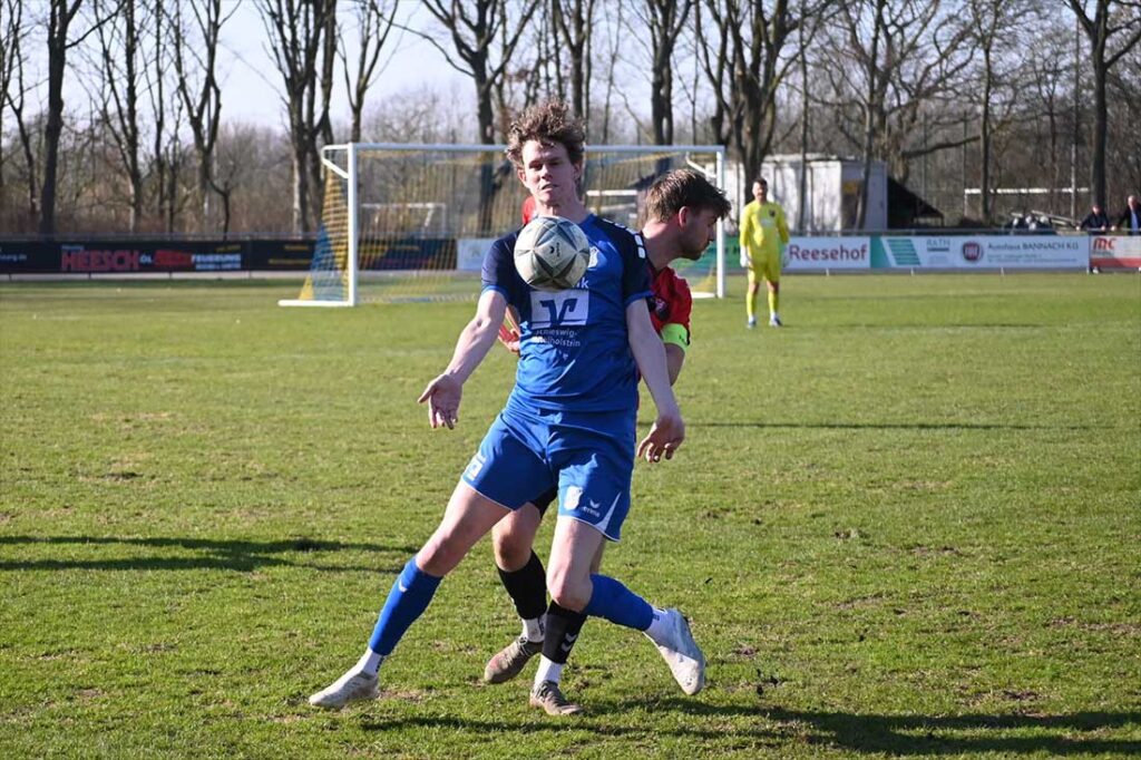 Torschütze Lars Till (vorne, TuS Jevenstedt)bringt sein Team in Front. © 2026 Olaf Wegerich Torschütze Lars Till (vorne, TuS Jevenstedt) gegen Til Berg (TSV Kropp). © 2026 Olaf Wegerich