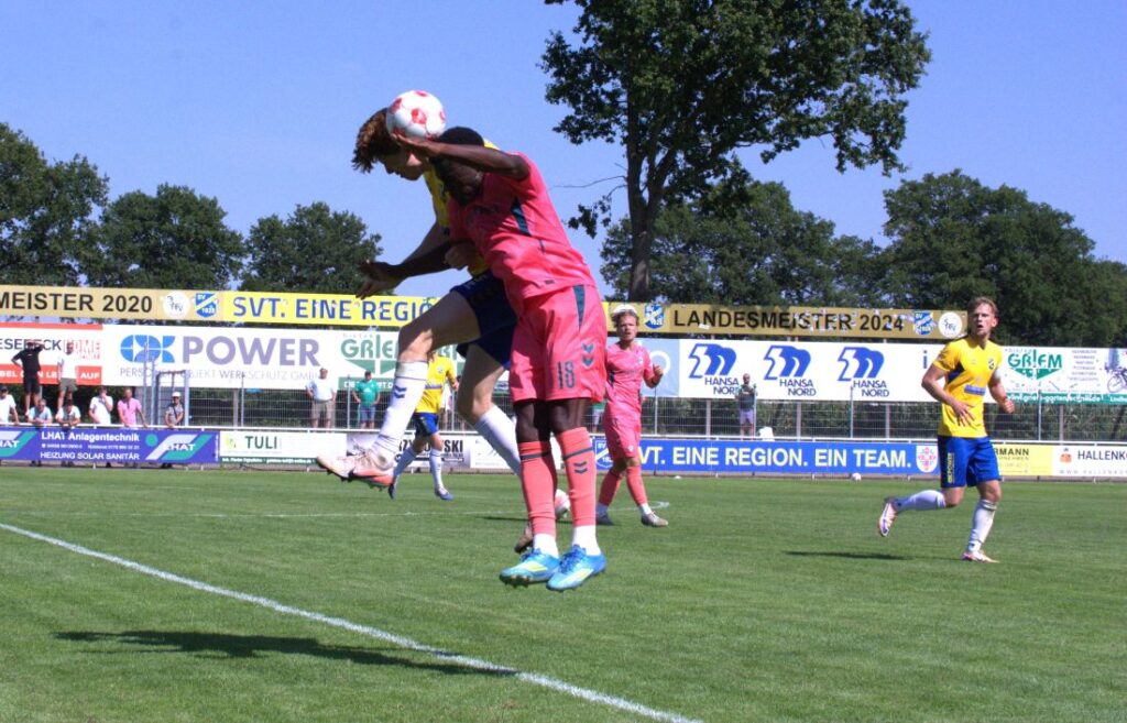 Justin Cloppatt (Todesfelde) im Kopfballduell mit Princewill Mbock (Werder U23). © 2026 Olaf Wegerich Justin Cloppatt (Todesfelde) im Kopfballduell mit Princewill Mbock (Werder U23). © 2026 Olaf Wegerich