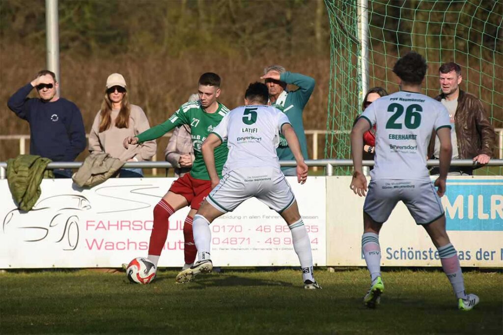 Kilian Pingel (MTSV Hohenwestedt) gegen Geart Latifi (PSV Neumünster). © 2025 Olaf Wegerich Kilian Pingel (MTSV Hohenwestedt) gegen Geart Latifi (PSV Neumünster). © 2025 Olaf Wegerich