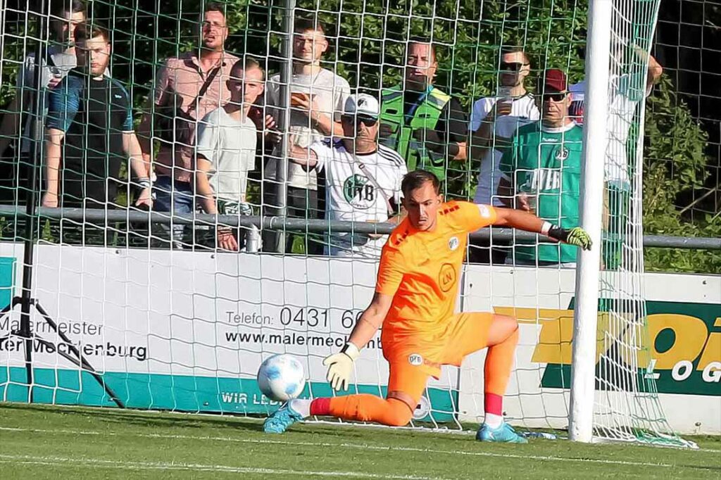 Noah Oberbeck (VfB Lübeck) kann an den Gegentoren nichts ausrichten. © 2024 Ismail Yesilyurt Noah Oberbeck (VfB Lübeck) kann an den Gegentoren nichts ausrichten. © 2024 Ismail Yesilyurt