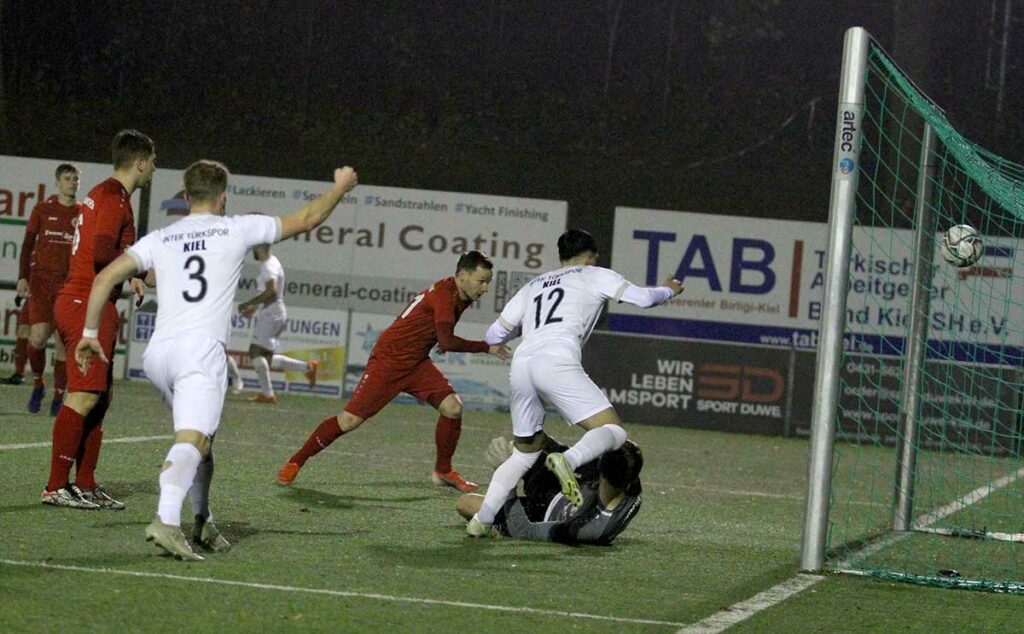 Das 1:0. Vom Rücken von Keeper Finn Oland prallt der Ball zur Führung für Türkspor ab. Das 1:0. Vom Rücken von Keeper Finn Oland prallt der Ball zur Führung für Türkspor ab.