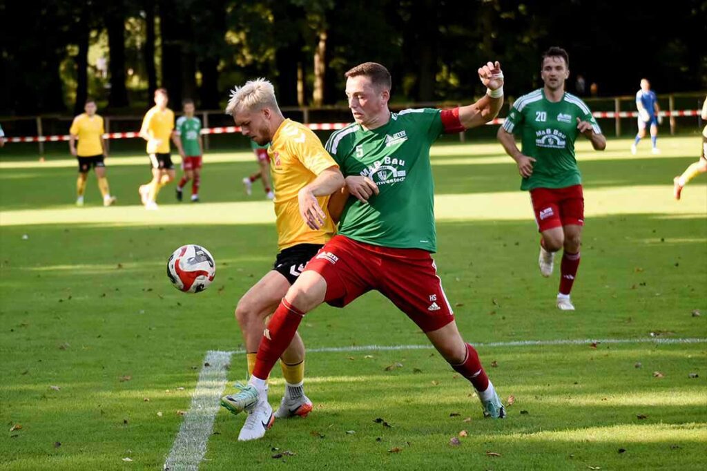 Henrik Schnoor (re.) und der MTSV Hohenwestedt hatten gegen den VfB Lübeck II ein starkes Finihs. © 2024 Olaf Wegerich)