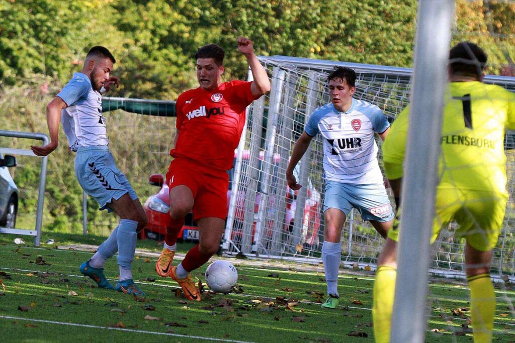 Hassan Hariri (li., SC Weiche Flensburg 08 II) luchst hier Jan Matti Seidel (Kilia Kiel) den Ball ab. © 2022 Ismail Yesilyurt