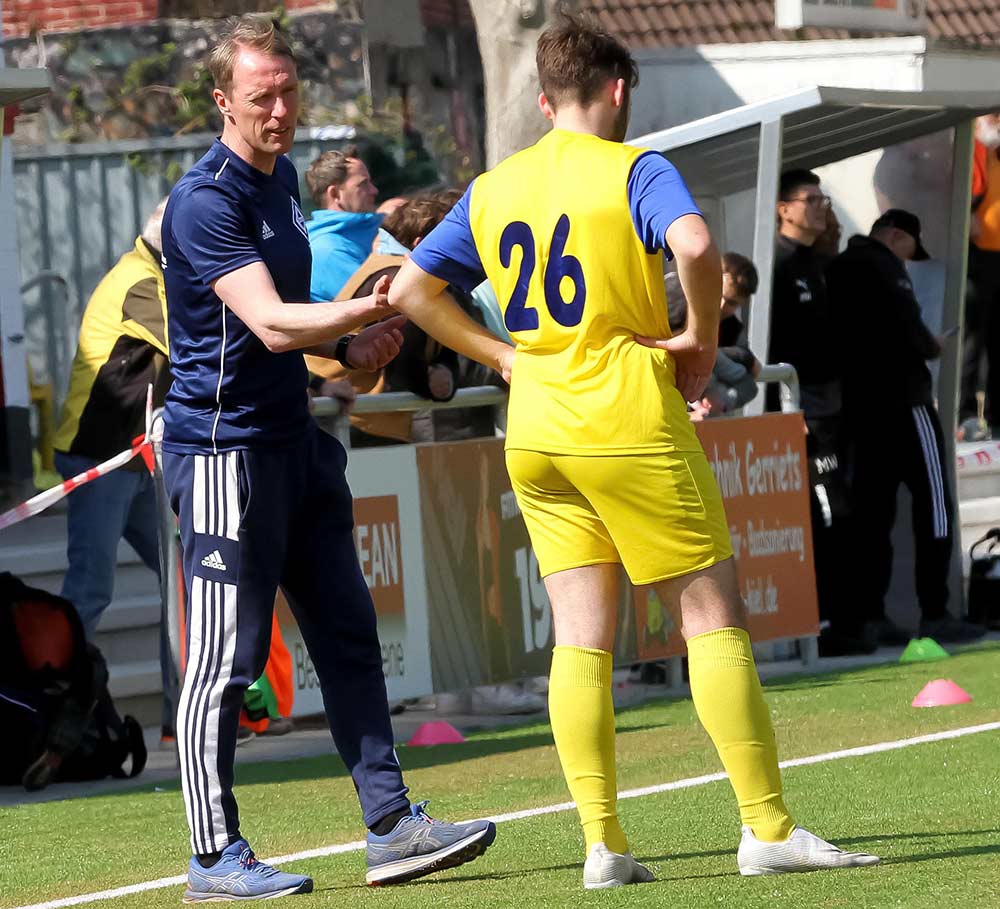 Maik Gabriel, der in der neuen Saison von Nicklas Loose beerbt wird, instruiert Nick Kronik. Maik Gabriel, der in der neuen Saison von Nicklas Loose beerbt wird, instruiert Nick Kronik.