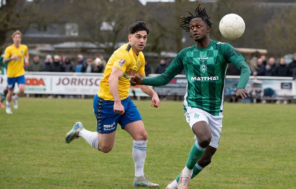 Yasin Varol (li., SV Todesfelde) nimmt Davis Asante (Werder Bremen II), Flankengeber zum 1:1, ins Visier. © 2025 Volker Schlichting