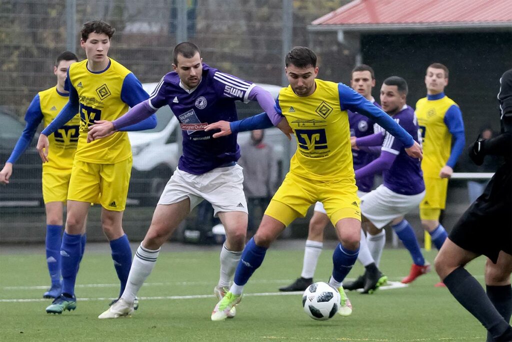 Arthur Roller verteidigt den Ball gegen Vuk Vukelic (VfR Neumünster). Arthur Roller verteidigt den Ball gegen Vuk Vukelic (VfR Neumünster).