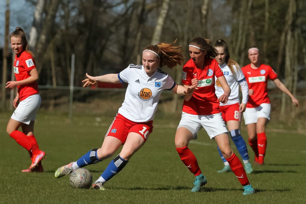 Jula Schweckendiek spielte kampfstark im Mittelfeld, hier attackiert sie Lilly Krüger (li., HSV). © Ismail Yesilyurt