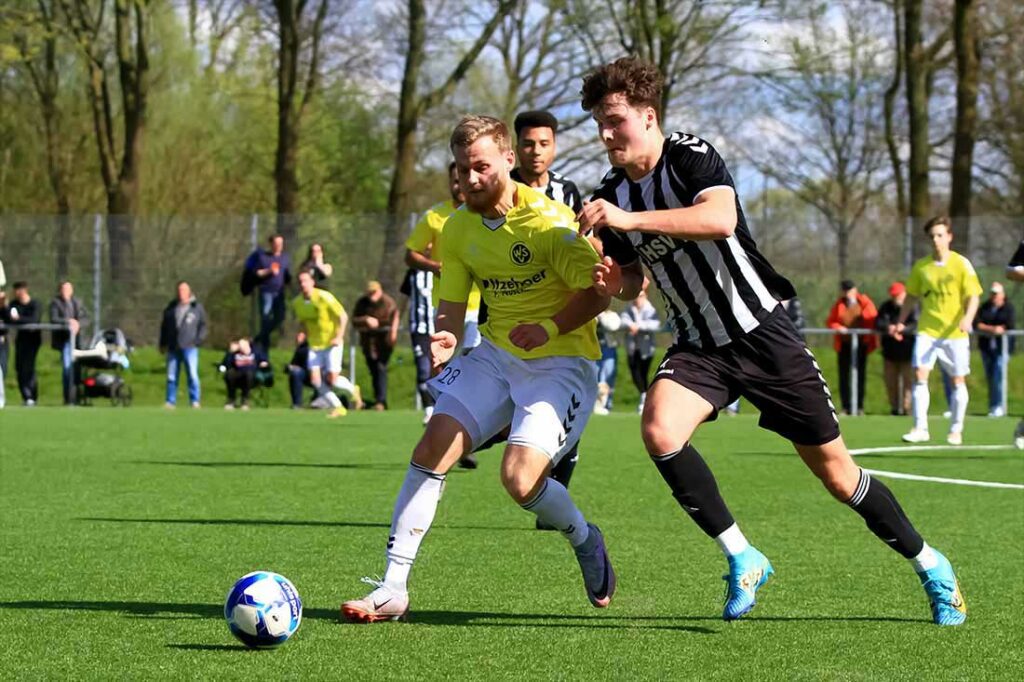 Wik ist etwas cleverer in den Zweikämpfen. Alexander Theel holt sich gleich mit einem kleinen Rempler den Ball gegen Lukas Deutschbein (Heikendorfer SV). © 2024 Ismail Yesilyurt