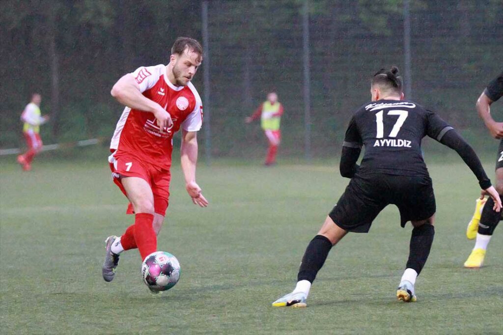 Jasper Bandholt (li.) setzte als 12. Schütze seinen Elfmeter im Entscheidungsschießen über das Tor. © 2023 Ismail Yesilyurt