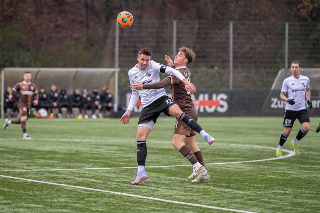 Jonah Gieseler (Heider SV) gegen Thieß Mahnel (re., FC St. Pauli II). © 2025 Volker Schlichting Jonah Gieseler (Heider SV) gegen Thieß Mahnel (re., FC St. Pauli II). © 2025 Volker Schlichting