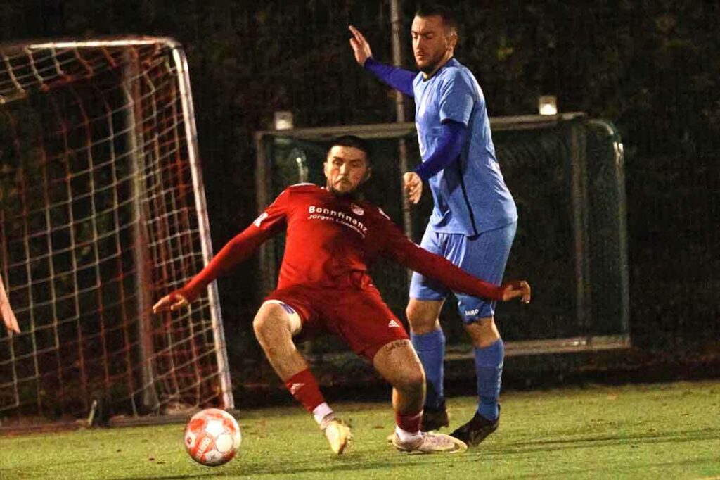 Premton Jasari (in rot, TSV Flintbek) traf doppelt. © 2022 Ismail Yesilyurt Premton Jasari (in rot, TSV Flintbek) traf doppelt. © 2022 Ismail Yesilyurt