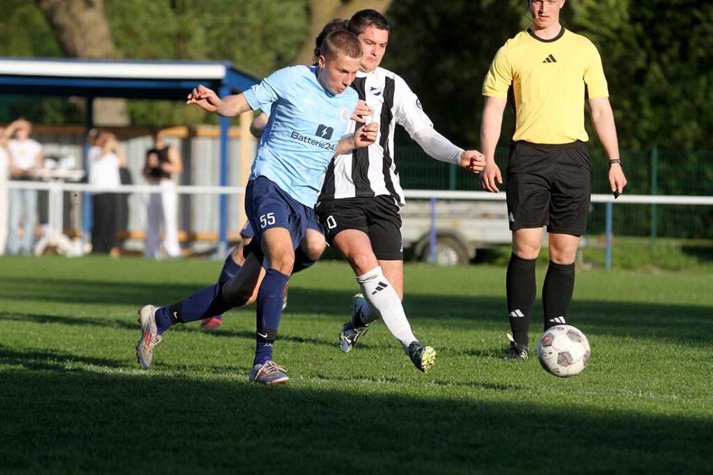 Dominik Blasel (Suchsdorfer SV, vorne) gegen Niklas Kracht (Heikendorfer SV). © 2025 Ismail Yesilyurt Dominik Blasel (Suchsdorfer SV, vorne) gegen Niklas Kracht (Heikendorfer SV). © 2025 Ismail Yesilyurt