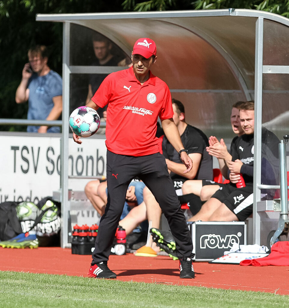 Karim Youssef (Probsteier SG 2012) lässt seit dem 1. Juli 2016 erfolgreich als PSG-Chefcoach den Ball zirkulieren. Foto: © Ismail Yesilyurt
