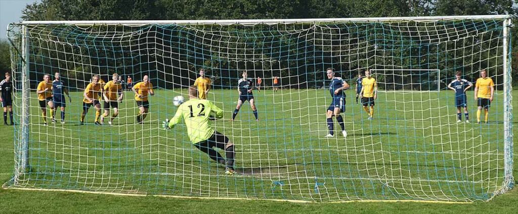 SC-Keeper Jan-Hendrik Andre ahnte zwar die Ecke, aber Jonas Griese (Saxonia) ließ ihm keine Abwehrchance. © 2023 Lothar Rath