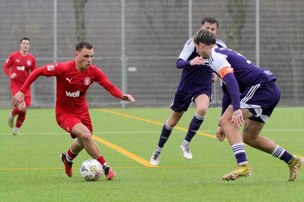 Luca Aouci (li., Kilia Kiel) sprühte vor Energie. Rechts Kenny Korup (VfR Neumünster), früher mit Aouci zusammen bei Phönix Lübeck. © 2024 Ismail Yesilyurt