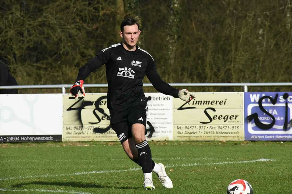 Keeper Niklas Gohr (MTSV Hohenwestedt) vereitelte die einzige Dornbreiter Torchance sicher. © 2024 Olaf Wegeric