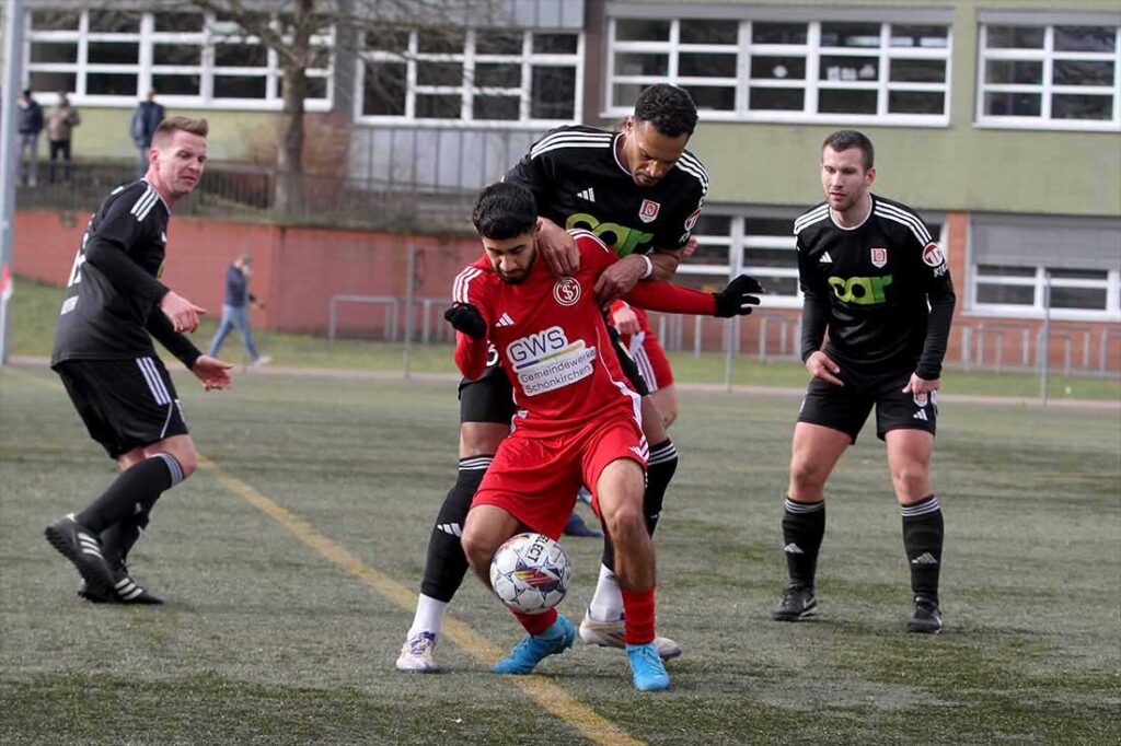 Duell zwischen David Mohammad Kasim (Concoria Schönkirchen und Goliath Kevin Wendt. Links Jonas Voth (MTV Dänischenhagen), rechts Christoph Kloss. © 2025 Ismail Yesilyurt
