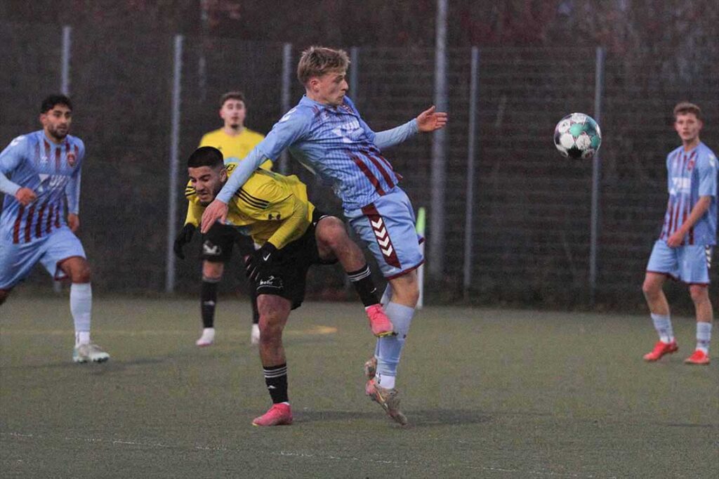 Clemens Barth (re.), Torschütze zum 3:1, und der SC Weiche Flensburg 08 II geinnen überraschend hoch 6:3 gegen den Eckernförder SV. @ 2024 Ismail Yesilyurt