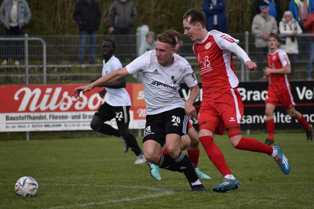 Arne Burmeister (Heider SV) im Zweikampf gegen Aaron Meyerfeldt (re., Bordesholm). © 2024 Kristina Gay-Heider SV Liga GmbH