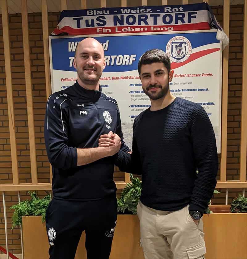 Onur Cokgez und Nortorfs Ligaomann Patrick Mohr (li.). © 2023 TuS Nortorf Onur Cokgez und Nortorfs Ligaomann Patrick Mohr (li.). © 2023 TuS Nortorf
