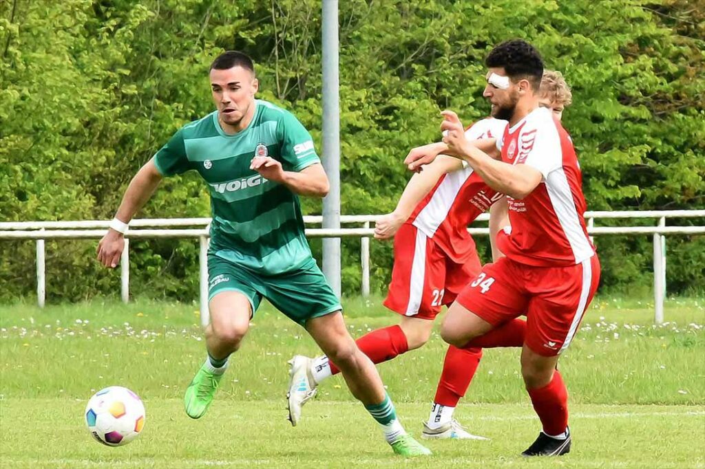 Tim Möller (li., PSV Neumünster) gegen Youssef Bouzoumita (TSV Bordesholm). © 2024 Olaf Wegerich Tim Möller (PSV Neumünster) gegen Youssef Bouzoumita (TSV Bordesholm). © 2024 Olaf Wegerich