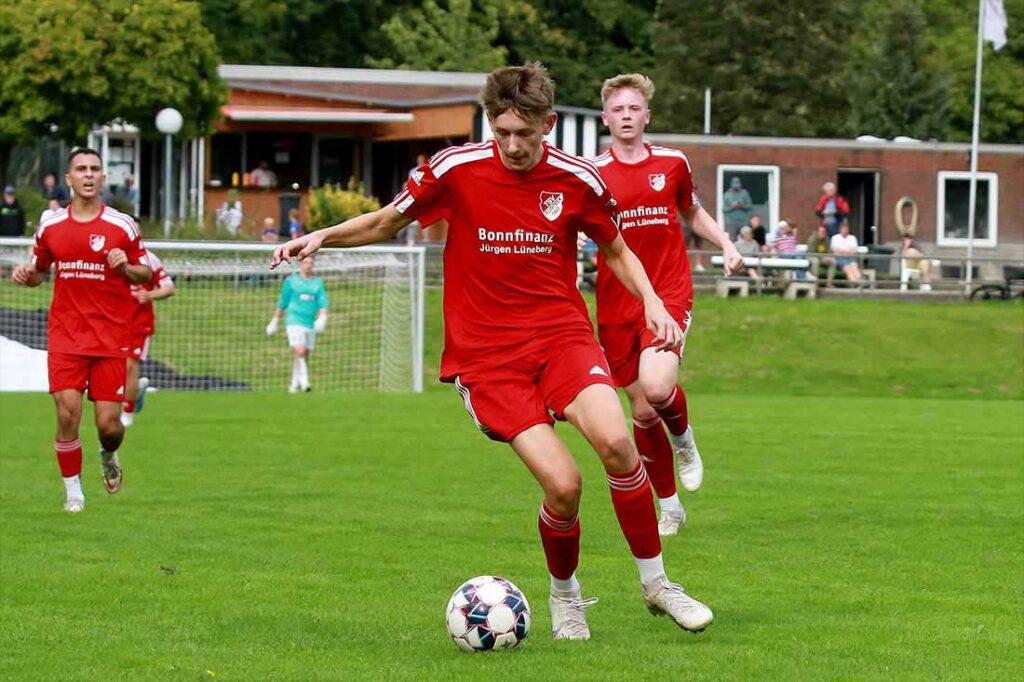 Jan Niklas Ratjen (TSV Flintbek ) erzielte die vermeintliche Vorentscheidung mit seinem 3-1 für den TSV Flintbek. © 2023 Ismail Yesilyurt
