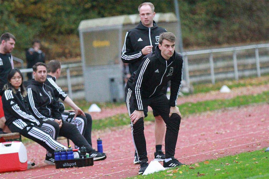Kaum älter als seine Spieler, beweist Frederick Asmussen (vorne) spätestens nach dem 1:0 gegen Tabellenführer VfR Neumünster sein Trainertalent. © 2022 Ismail Yesilyurt